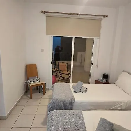 Hesperides Gardens, Spacious 2 Bedroom Апартаменты Пафос