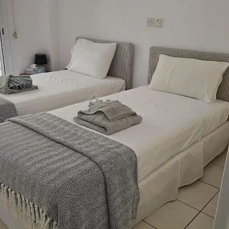 Апартаменты Hesperides Gardens, Spacious 2 Bedroom Пафос